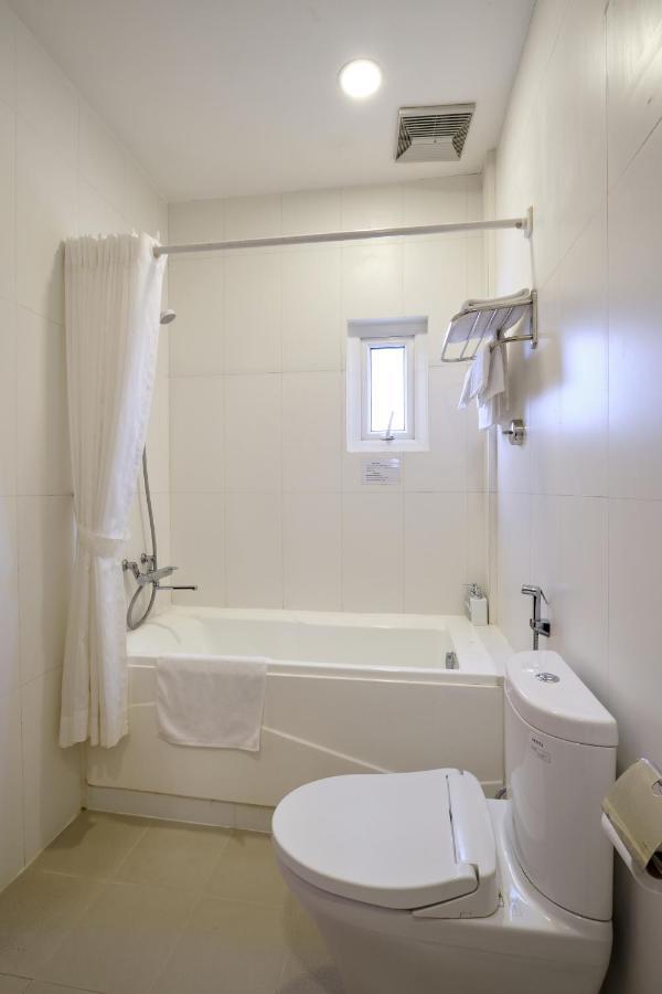 Pham Van Sakura Hotel Thuan An Exterior foto
